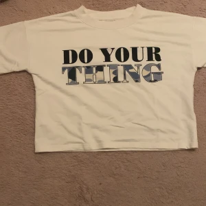 Do your thing - Kort vit tröja med blå och svart text❤️