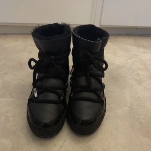 Inuikii gloss - Fler bilder kan skickas vid förfrågan Köpta 2 vintrar sedan  Och har inte blivit använda då jag inte finner de bekväma.  Kom med prisförslag 