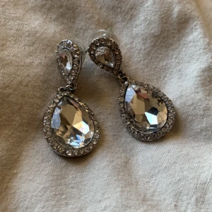 Örhängen  - Örhängen silver. Använda 1 gång. 
