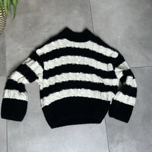 Stickad randig tröja - Säljer pga, inte min stil- ingen använding. Jättefint och tjockt material, helt nyskick!