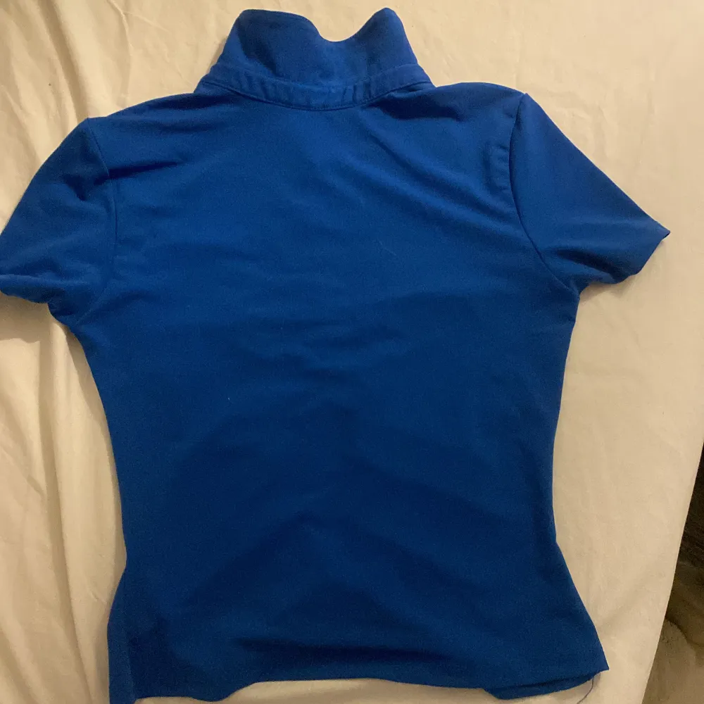 Jättefin blå kortärmad tröja från BIKBOK. Säljer då den bara ligger i klädkammaren. Priset är diskuterbart🫶🏼(alla inlägg jag har ute just nu är grejer jag helst bara vill bli av med). T-shirts.