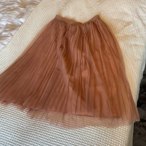 Kjol💓 - En fin kjol det ända är att underkjolen är lite sönder i sömnen men kan lätt fixas!💕