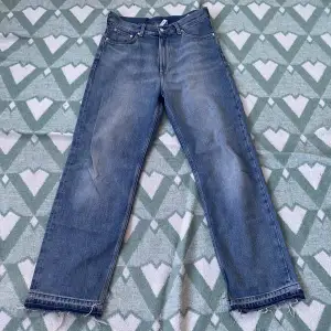 Loose fit jeans från weekday med slitning vid ändan av byxbenen. 
