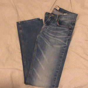 Jeans - Snygga blåa jeans med ljusare tvätt på benen, använda fåtal gånger  Skriv vid funderingar😇 