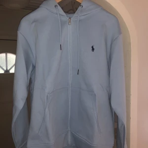 Ralp lauren zip hoodie - Säljer nu en Ralph lauren hoodie då den knappt används, den är i storlek M och i toppskick, kom gärna med prisförslag!
