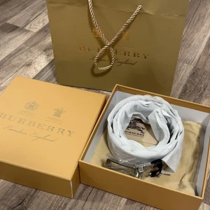 Burberry Bukowski Skärp - Helt ny Burberry bälte som jag köpte vid sommras men inte kom till nån användning. Bältet kan både ha den  normala becha färgen och en hel svart. ( hör av er om frågor eller något annat) priset kan sänkas vid snabb affär 