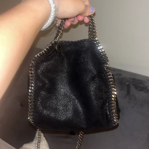 Stella McCartney  - Mycket fin Stella väska som jag aldrig använder man ser att den är lite använd därav priset😍har inget äktehetsbevis då jag har tappat bort det men det är stämpel inuti och man ser de inne i väska och de finns även en lapp 