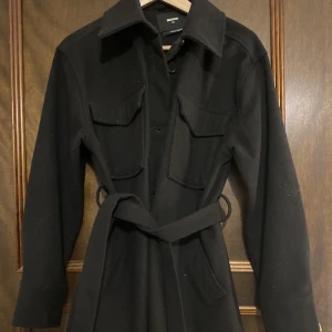 Kappa från bikbok  - Svart kappa från bikbok i storlek xs, säljer för att jag har för mycket kappor som inte kommer till användning så mycket 💕💕 den är väldigt mysig och varm nu till hösten!!