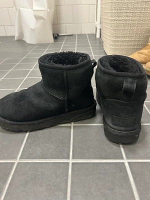UGG  - Väl använda Uggs , kanske går att snygga till med svart färg. 