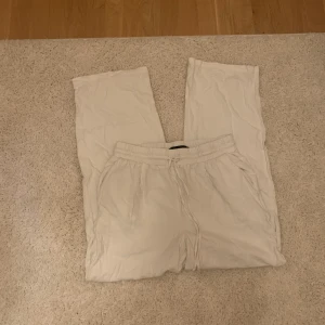 Linnebyxor  - Inköpa för en månad sedan från vero moda💕 Inte mycket använda. Nypris :500kr  