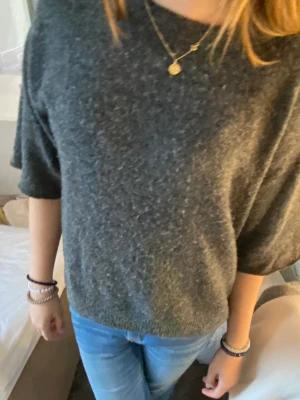 Tröja - Hej jag säljer min fina gråa tröja har klippt den vid armarna själv men det är fin klippet ❤️