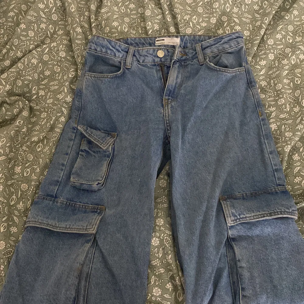 Y2k Baggy low-waisted jeans jag har köpt från bershka i storlek 32 dvs xs eller xxs. Dom sitter bra på midjan. Kontakta för mått eller fler bilder. Dom har 4 fickor,2 stora o 2 små. Jag tar också emot byten. Jeans & Byxor.