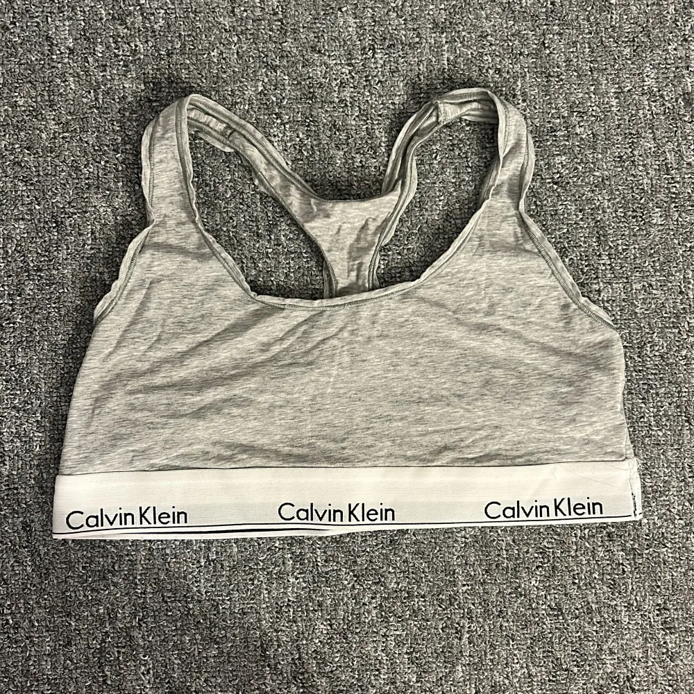 Säljer nu denna nästintill oanvända bh/topp från Calvin Klein. Gott skick, inga defekter💕. Yläosat.