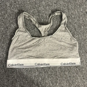 Calvin Klein topp - Säljer nu denna nästintill oanvända bh/topp från Calvin Klein. Gott skick, inga defekter💕