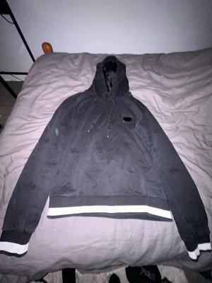 DOLCE Gabbana Hoodie  - Skapligt ny inte använd vid så många tillfällen mest vid festliga tillfällen är i bra skick! 