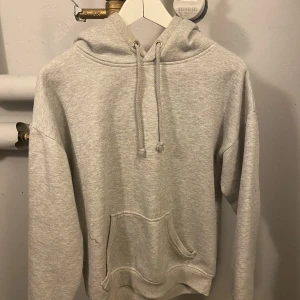 Bikbok hoodie - Säljer en fin hoodie från bikbok i bra skick. Älskar denna hoodie och den är så skön. Säljer för 149 plus frakt