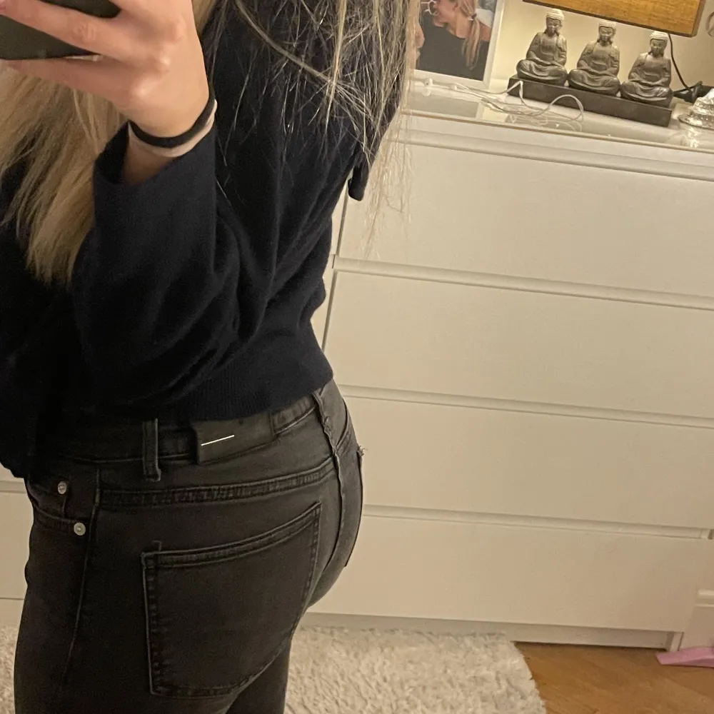 Ett par gråa low-waist BLK DNM jeans. Knappt använda💞  Jag är 167cm . Jeans & Byxor.