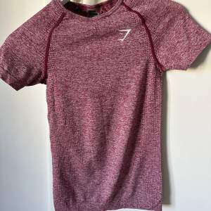 Gymshark T-shirt vinröd, säljes pga fel storlek knappt använd väldigt fint skick