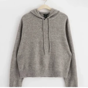 Stickad hoodie - Säljer denna stickade hoodien från lindex då den inte kommer till användning💗 nästan aldrig använd så den är i nyskick Köpt för 399kr