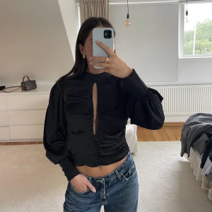 Svart topp i satin - Svart festtopp i satin från Bikbok, aldrig använd 💖