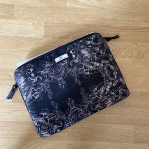 Datorfodral  - Laptopfodral datorfodral från Day! Superfint skick och man får plats med en större dator eller en mindre + nåt block. 28x37cm. 