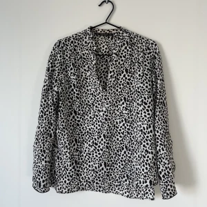 Leopard blus från Zara - Väldigt fin blus med leopardmönster från Zara. 