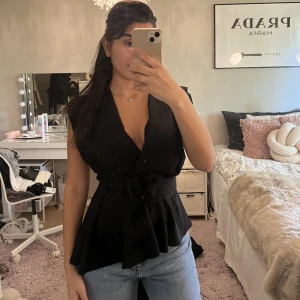Svart topp från zara - En väldigt elegant svart topp från zara. Aldrig använd. I storlek Xs, men passar även någon som har S. Jätte fint skick.