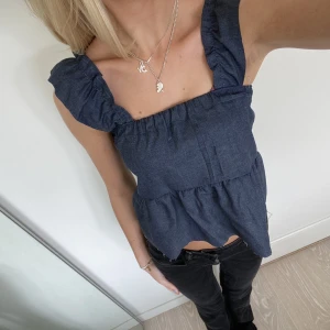 Denimtopp  - Såå söt denimtopp med volanger💕 köpt secondhand och står tyvärr inget märke 