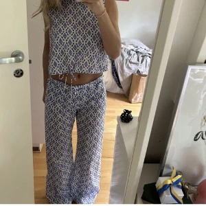 Set - Säljer de finaste settet ifrån zara😍 använt ca 2 gånger så väldigt fint skick! Byxorna är storlek xs och toppen s! Köp gärna via köp nu❤️