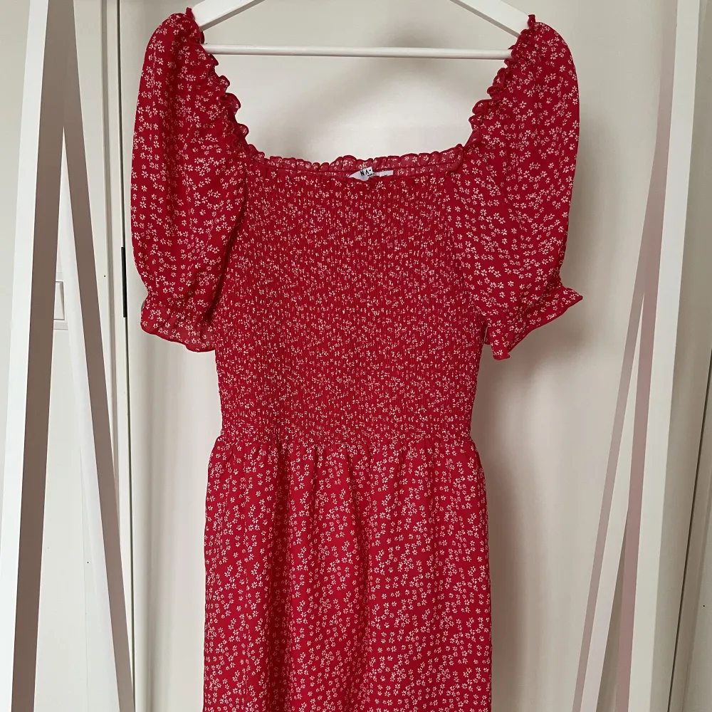Så fin rödrosa klänning från NA-KD som jag endast använt vid ett tillfälle. Små blommor på. Hel och ren i jättefint skick! Passar en S och M. . Klänningar.