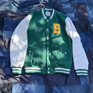 varsity jacka - Oanvänd jacka, prislappen sitter kvar. Dm vid frågor:)