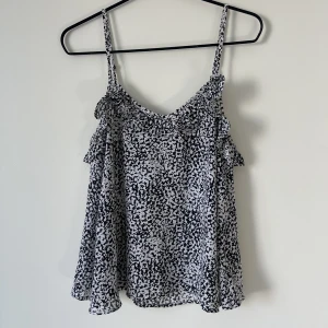 Melerad topp - Svart och vitt linne från Bikbok 