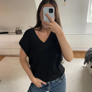 Stickad väst från Zara - Stickad väst från Zara, aldrig använd💖