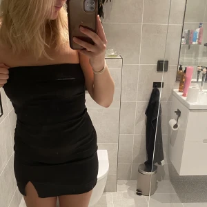 Klänning - Klänning från Gina tricot i storlek 36. Använd 1 gång Super skön och fin klänning 