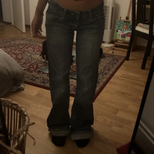 Lågmidjade bottcut jeans🧼 - Super fina, kommer aldrig till användning! Jag är 156cm. Innerbenslängd 80cm Midjemått 37cm