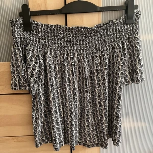 Axel T-shirt - Väldigt fin och bekväm ”axel T-shirt” i väldigt bra skick! 