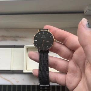 Daniel Wellington klocka  - Köpte klockan för 1500 kr på deras butik i Stockholm. Lådan följer också med i köpet. Använd en gång endast så inga skador alls. Justerbar 