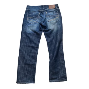 baggy jeans  - As feta jeans som tyvärr är för stora på mig i jättebra skick. Innerbenslängd: 72 cm Midjemått mätt rakt över: 45 cm