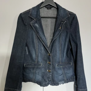 y2k jeansjacka  - y2k look men kan även passa 70tal! köpte secondhand så små defekter förekommer (kolla bild)