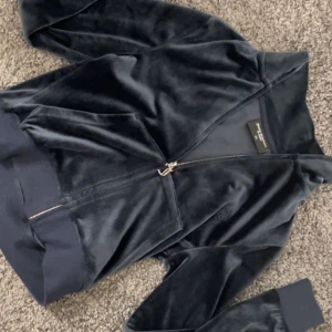 Juicy tröja - Mörkblå juicy tröja i storlek xs. Säljer pga förliten, aldrig använd 💙 