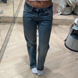 Jeans från Weekday - Säljer pga att dom har blivit för små, ordinarie pris 590kr. Använda mycket fåtal gånger 