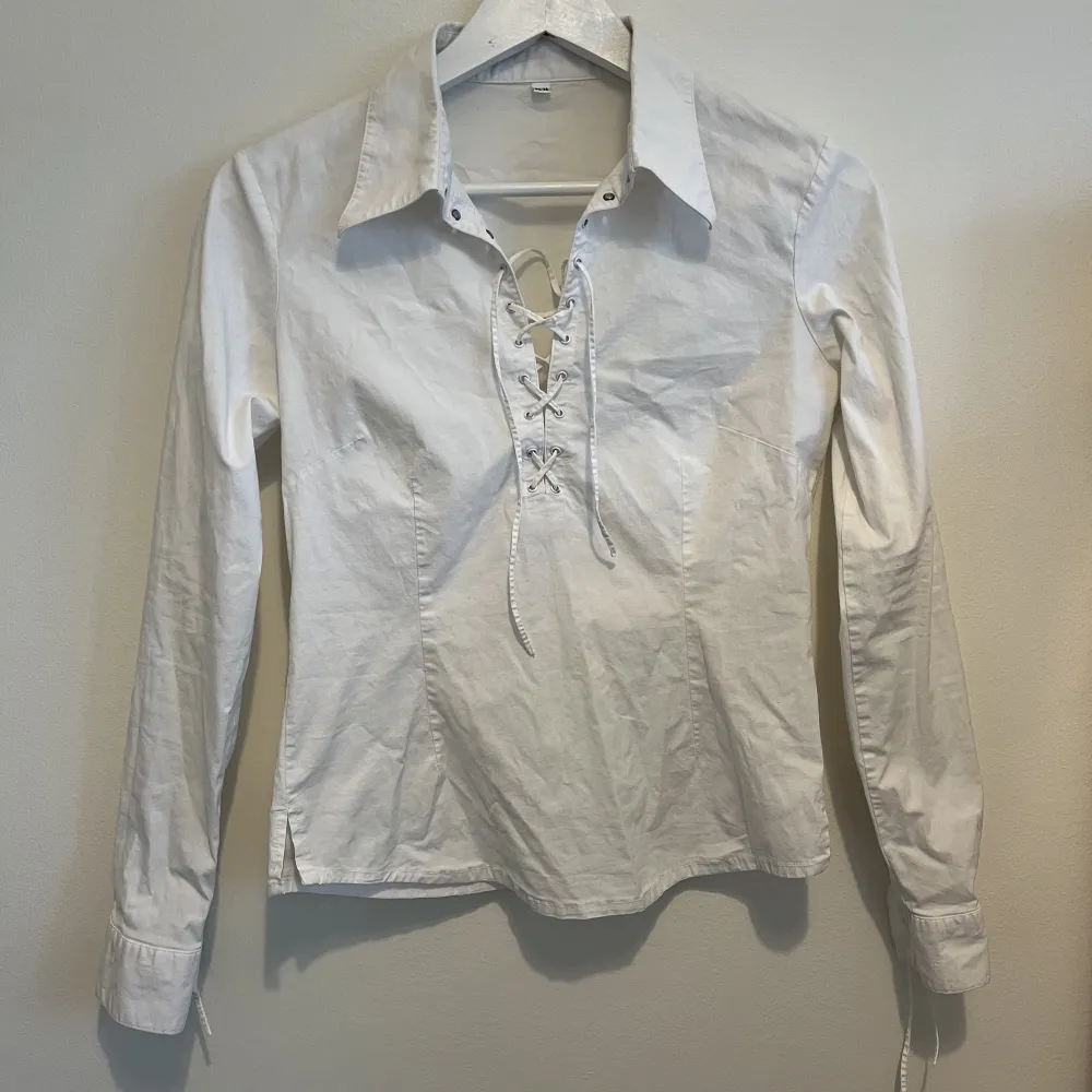 Så sjukt snygg Vintage skjorta från 90 talet. Ingen label och köpt i Spanien. Strl XS-S. Nyskick! Har snörning ist för knappar😍Väldigt 90’s🤍Frakt tillkommer🥰. Skjortor.