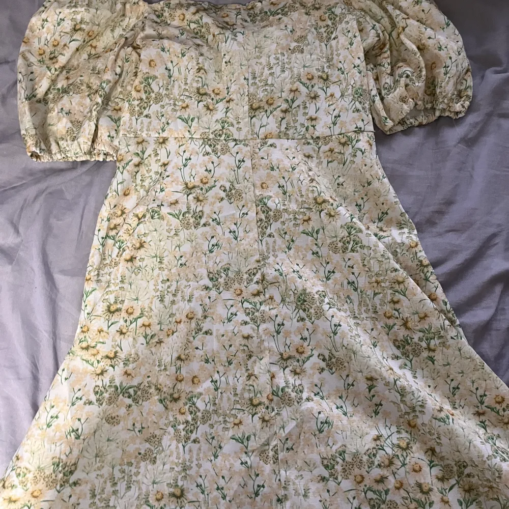 Fin klänning men som tyvärr är från Shein :( säljer då jag köpte dne second hand men märkte inte att det var Shein . Klänningar.