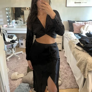 Svart satin set - Ett svart satin set, köpt från zara. Jätte snygg till festliga tillfällen eller när man bara vill vara extra fin. Det behöver bara strykas. I storlek S på båda plaggen.