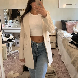 Beigerosa blazer - En beigerosa blazer köpt från hm. Går ej att knäppa. Aldrig använd och i väldigt gott skick. Behöver bara strykas. I storlek 34.