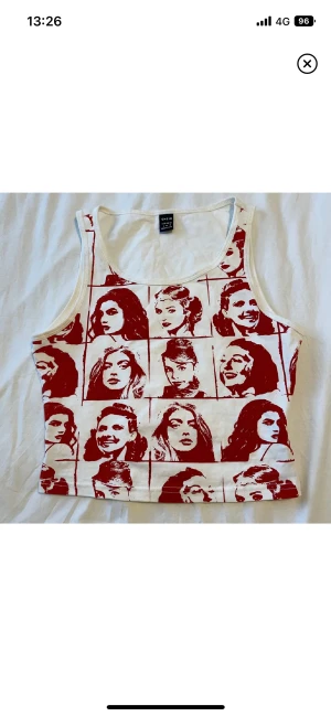 Linne - Vitt linne med rött tryck, aldrig använd❤️Frakt tillkommer📦