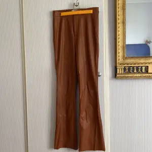 Nästan helt oanvända bruna byxor i skinnimitation från NA-KD i storlek 36. Supersköna med fyrvägssttetch