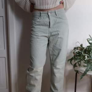 Högmidjade pastell gröna jeans från H&M, kort fit i benen (modellen är 172cm). Perfekt skick! Säljer för jag ej använder dom längre 🧩