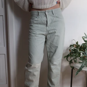Pastell gröna jeans - Högmidjade pastell gröna jeans från H&M, kort fit i benen (modellen är 172cm). Perfekt skick! Säljer för jag ej använder dom längre 🧩