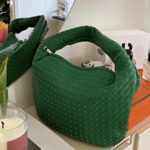 Grön väska från NA-KD - Mycket bra skick då jag endast använt den 3 ggr. Ligger på ca 600 kr i nypris